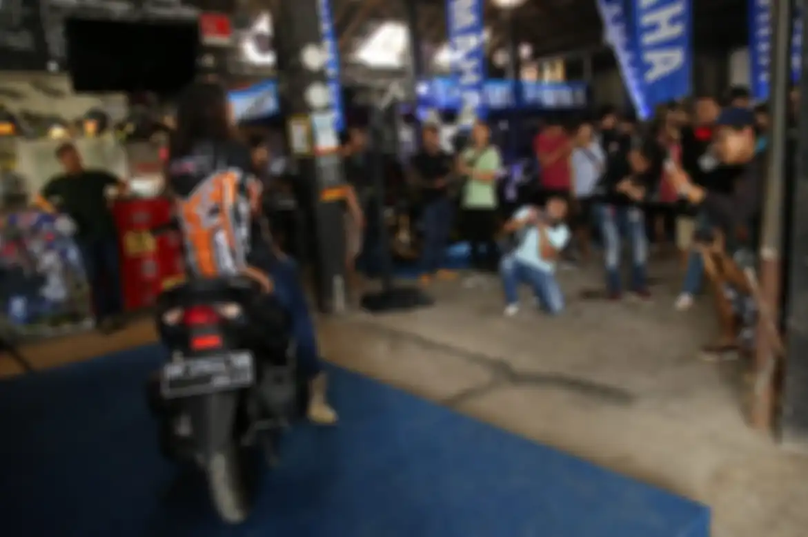 Suasana kemeriahan sesi pemotretan Maxi lady