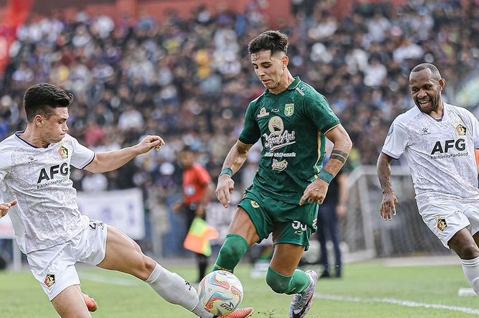 Suasana pertandingan antara Persik Kediri melawan Persebaya Surabaya.