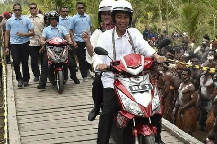 Jokowi bonceng Iriana blusukan pakai motor listrik di Papua