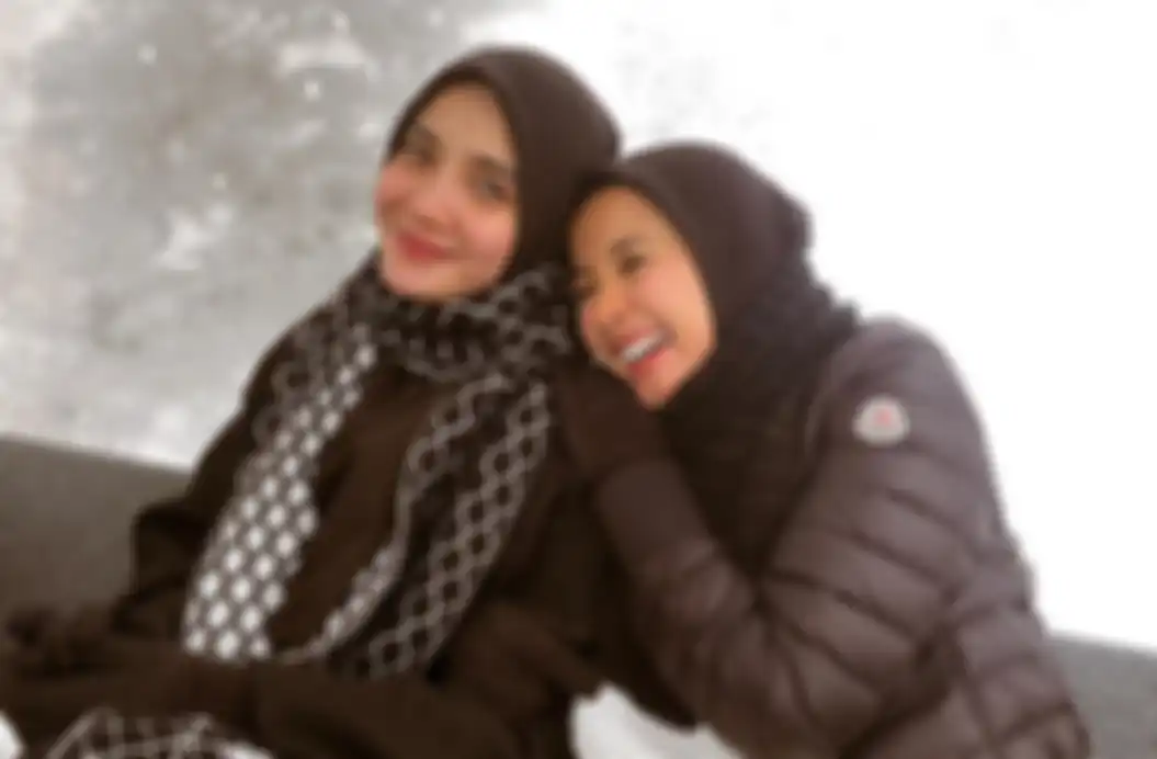 Zaskia Sungkar dan Laudya Cynthia Bella