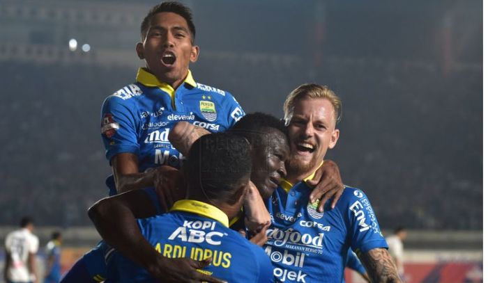 Para pemain Persib Bandung merayakan gol Ezechiel N'Douassel ke gawang PSIS Semarang.