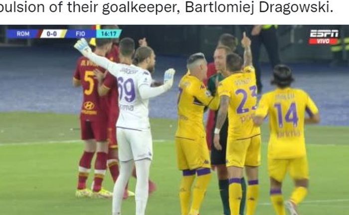 Kiper Fiorentina, Bartlomiej Dragowski, melakukan protes usai menerima kartu merah dalam laga Liga Italia kontra AS Roma di Stadion Olimpico, Minggu (22/8/2021).