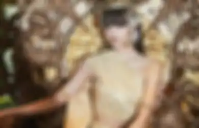 Mewah, Lisa Ternyata Pakai Baju Khas Thailand dari Desainer Lokal!