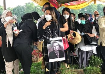 Air Mata Kesedihan Berhenti Mengalir, Nirina Zubir Tabah Lepas Sang Ayah ke Tempat Peristirahatan Terakhir