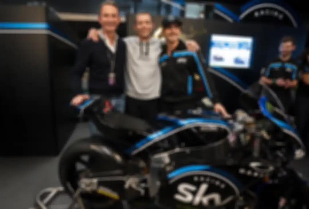 Francesco Bagnaia (kiri) mendapat hadiah motor Kalex Moto2 yang mengantarkan dirinya jadi juara duni