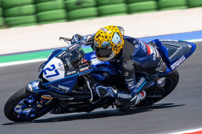 Pembalap Indonesia Aldi Satya Mahendra bikin bangga dengan gasak kemenangan perdana di race 2 R3 bLU cRU European Championship 2023 di sirkuit Misano