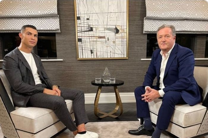 Bintang Manchester United, Cristiano Ronaldo (kiri), saat melakukan wawancara dengan Piers Morgan.