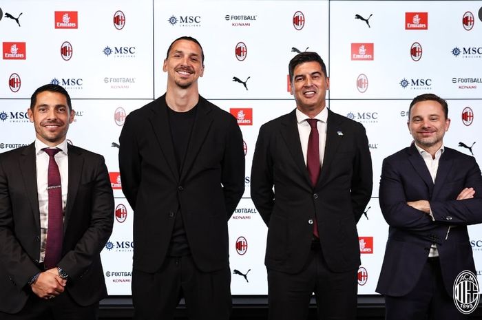 Paulo Fonseca (dua dari kanan) diyakini turut memiliki andil dalam kemampuan AC Milan untuk bersaing dengan Inter Milan di Liga Italia selain ditopang pemain baru.