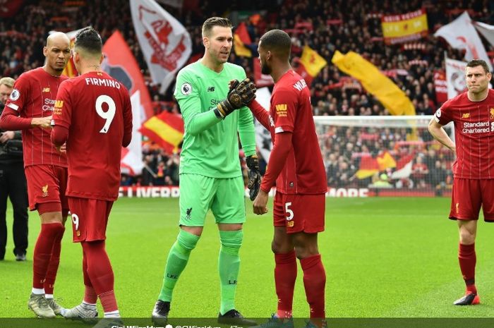 Para pemain Liverpool saling bersalaman usai memenangkan suatu pertandingan di kompetisi Liga Inggris 2019-2020.