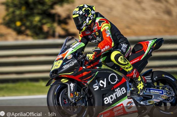 Pembalap Aprilia, Andrea Iannone saat melakoni sesi tes pramusim MotoGP di Sirkuit Ricardo Tormo, Valencia, Selasa (19/11/2019)