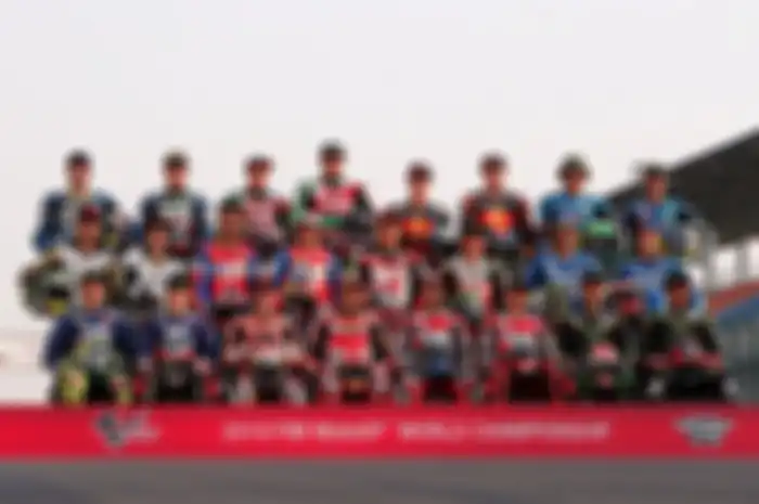 Pembalap MotoGP 2018, di barisan depan (duduk) dari kiri ke kanan: Valentino Rossi, Maverick Vinales