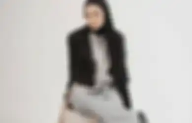 5 OOTD Hijab Pakai Crop Blazer untuk Tampilan Hijabers Edgy!
