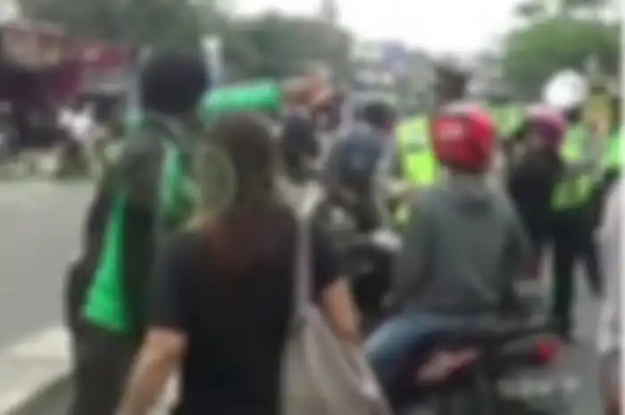 Driver ojol ngamuk dan marahi polisi karena enggak terima ditilang.