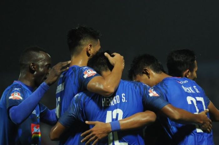 Arema FC menekuk Persela Lamongan berkat dua gol penentu Dedik Setiawan pada duel Liga 1 di Kanjuruhan, 27 Mei 2019.