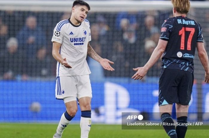 Bek keturunan Indonesia, Kevin Diks (kiri), saat berduel dengan Kevin De Bruyne dalam partai FC Copenhagen vs Manchester City di Liga Champions.