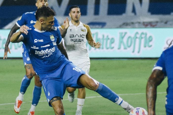 Suasana pertandingan antara Persib Bandung Vs Dewa United dalam laga pekan ke-18 Liga 1 2024/2025 yang bergulir di Stadion Gelora Bandung Lautan Api, Bandung, Jumat (17/1/2025).