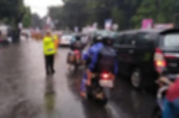 Jalanan banjir, bikers harus waspada.