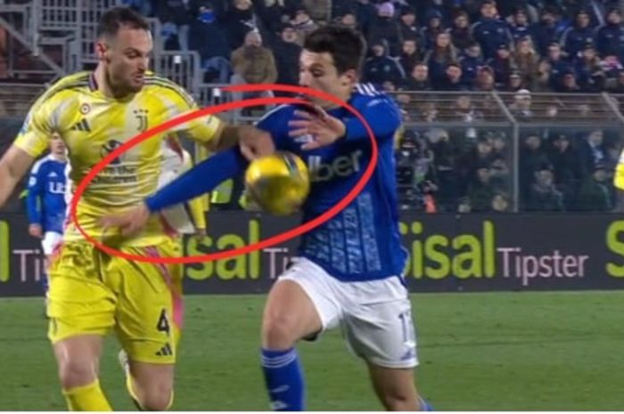 Momen handball bek Juventus, Federico Gatti, yang diprotes Cesc Fabregas tidak menyebabkan tendangan penalti bagi Como dalam duel Liga Italia di Giuseppe Sinigaglia (7/2/2025).
