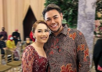 Usai Diberi Lampu Hijau Ivan Gunawan Potong Poni Mirip Jimin BTS, Ayu Ting Ting Kini Malah Sandingkan Dirinya dengan Sosok Perempuan Ini dan Tanya Pendapat sang Desainer : Udah Mirip Belum Mas?