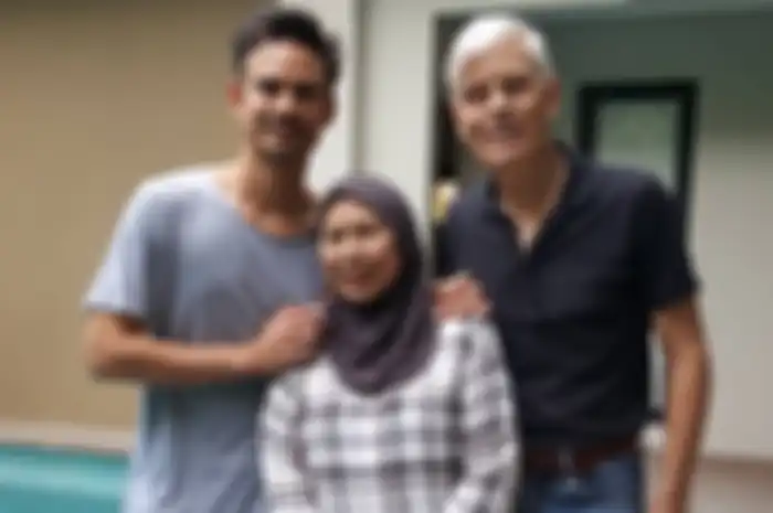 Ashraf Sinclair bersama ayah dan ibunya.