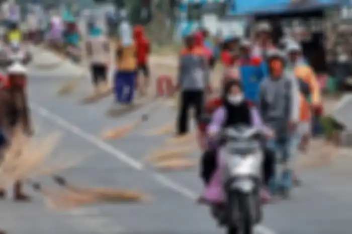 Penyapu koin di jalanan Indramayu meresahkan dan membahayakan pengguna jalan selama mudik. 