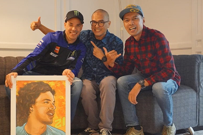 Franco Morbidelli (paling kiri) penasaran dan gak percay a jika Indonesia terdiri dari puliuhan ribu pula saat wawancara ekslusif dengan MOTOR Plus-online di Jakarta, (17/1/2023)