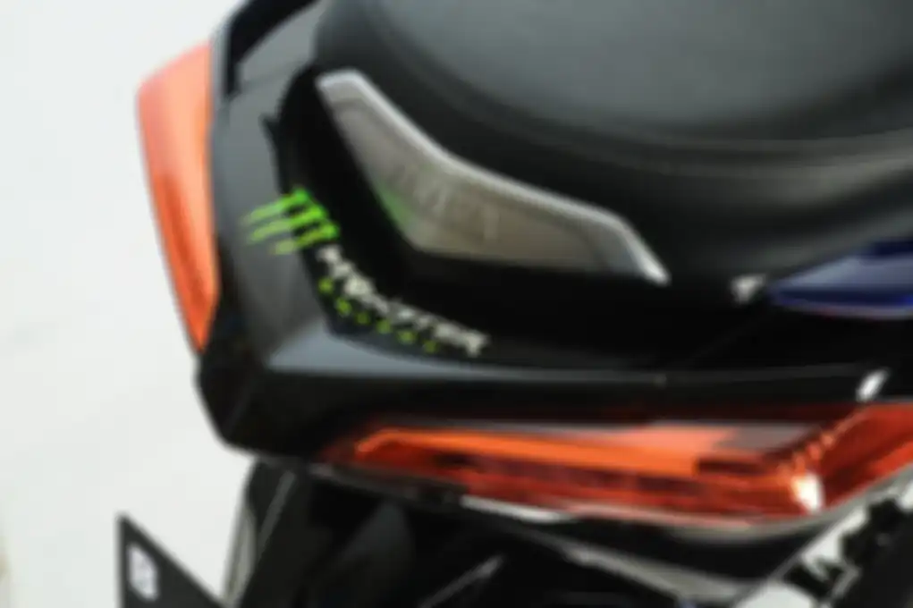 Logo sponsor wajib lengkap sesuai yang ada di motor Rossi
