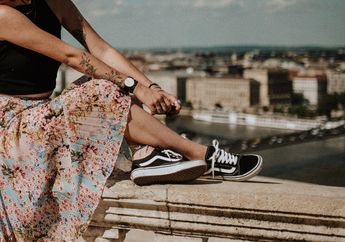 Lebih Suka Pakai Sneakers daripada Heels? Selamat, Tandanya Cuma Kamu yang Punya Keistimewaan ini!