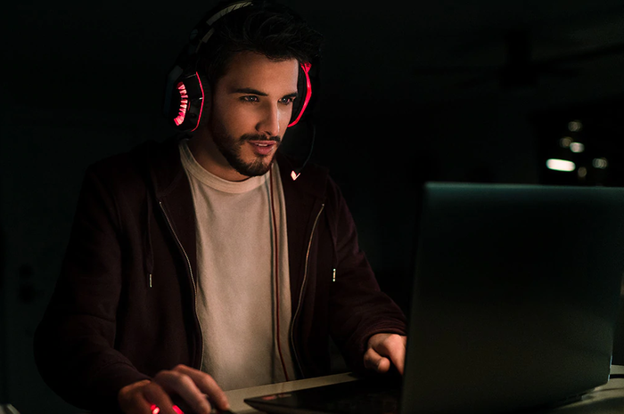 Ilustrasi bermain game di laptop gaming 2023 degnan chipset AMD.