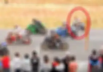 Busyet! di Video Ini,  Moge Diasapin Yamaha Mio 125 cc di Sirkuit Balap
