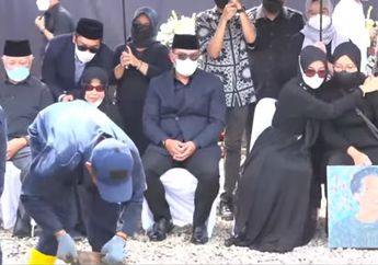 Suasana Pemakaman Anak Ridwan Kamil Berlangsung Khidmat, Sang Gubernur dan Atalia Praratya Tampak Tegar Tenangkan Nenek dan Adik Tercinta Emmeril Kahn Mumtadz