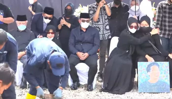 Suasana pemakaman anak Ridwan Kamil, Emmeril Kahn Mumtadz.