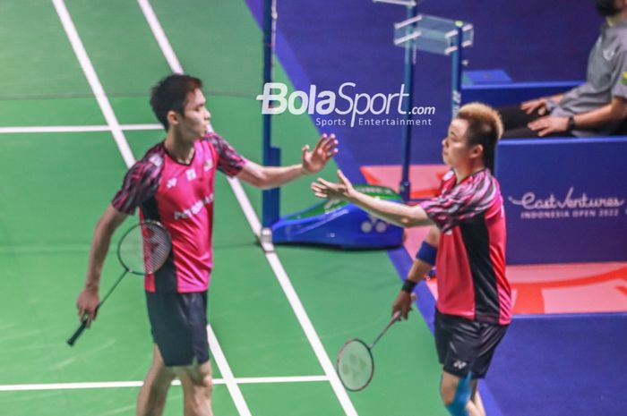 Pasangan ganda putra Malaysia, Aaron Chia dan Soh Wooi Yik, melakukan tos di saat bertanding pada perempat final Indonesia Open 2022 di Istora Gelora Bung Karno, Senayan, Jakarta, 17 Juni 2022.