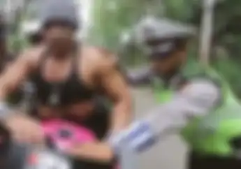 Badan Rambo Hati Rinto, Lihat Video Pengendara Kekar Arogan Ini Pingsan Kena Bola