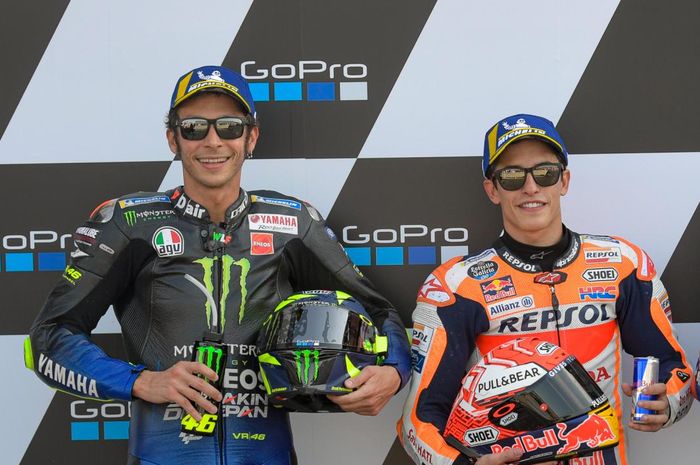 Dari kiri ke kanan, Valentino Rossi, Marc Marquez, dan Jack Miller seusai menjalani sesi kualifikasi MotoGP Inggris di Sirkuit Silverstone, Sabtu (24/8/2019).