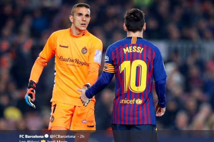 Pemain Barcelona, Lionel Messi, dan kiper Real Valladolid, Jordi Masip, pada laga pekan ke-24 Liga Spanyol, Sabtu (16/2/2019)