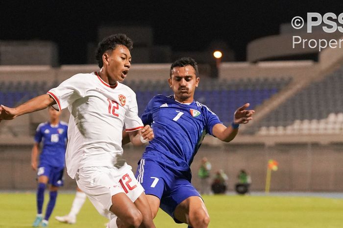 Aksi Daniel Alfrido saat timnas U-17 Indonesia menang 1-0 atas tuan rumah Kuwait dalam laga perdana grup G Kualifikasi Piala Asia U-17 2025 di Stadion Al Ahmadi, Kuwait pada Rabu (23/10/2024).