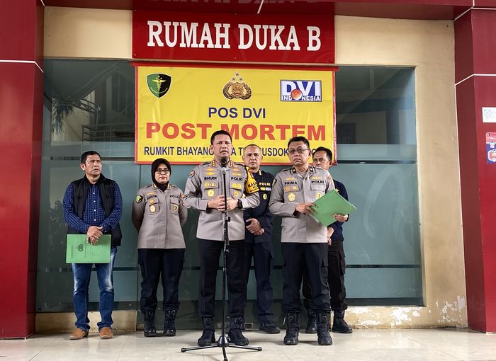 Prosesi penyerahan jenazah korban kebakaran gedung Terra Drone di RS Polri Kramat Jati, Rabu (10/12/2025).