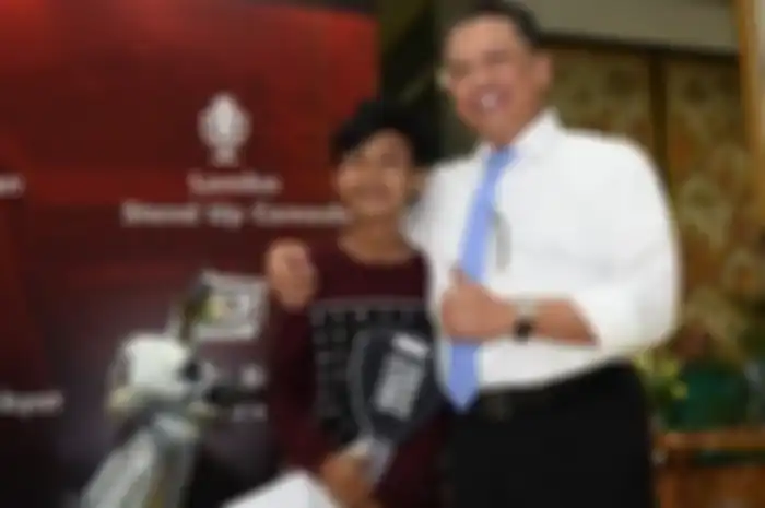 Ketua DPR RI Bambang Soesatyo menyerahkan hadiah Vespa kepada Aji Pratama, juara stand up comedy 