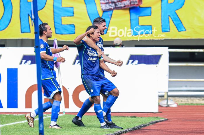 Bek Persib Bandung, Achmad Jufriyanto, sedang melakukan selebrasi seusai mencetak gol dalam laga pekan ke-24 Liga 1 2022 di Stadion Pakansari, Bogor, Jawa Barat, 14 Februari 2023.