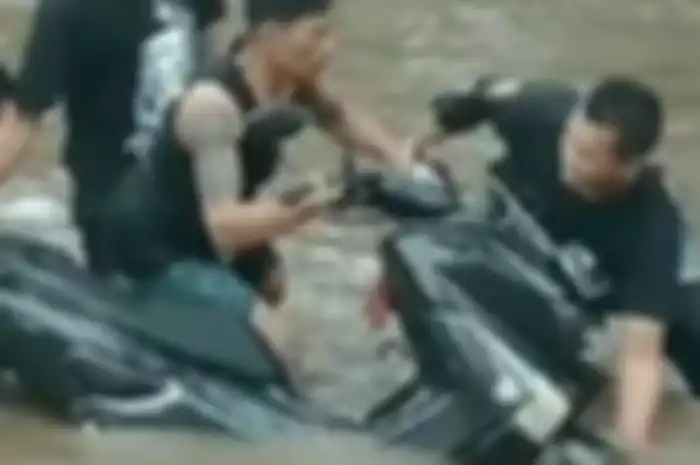 Yamaha NMAX berada di tengah sungai