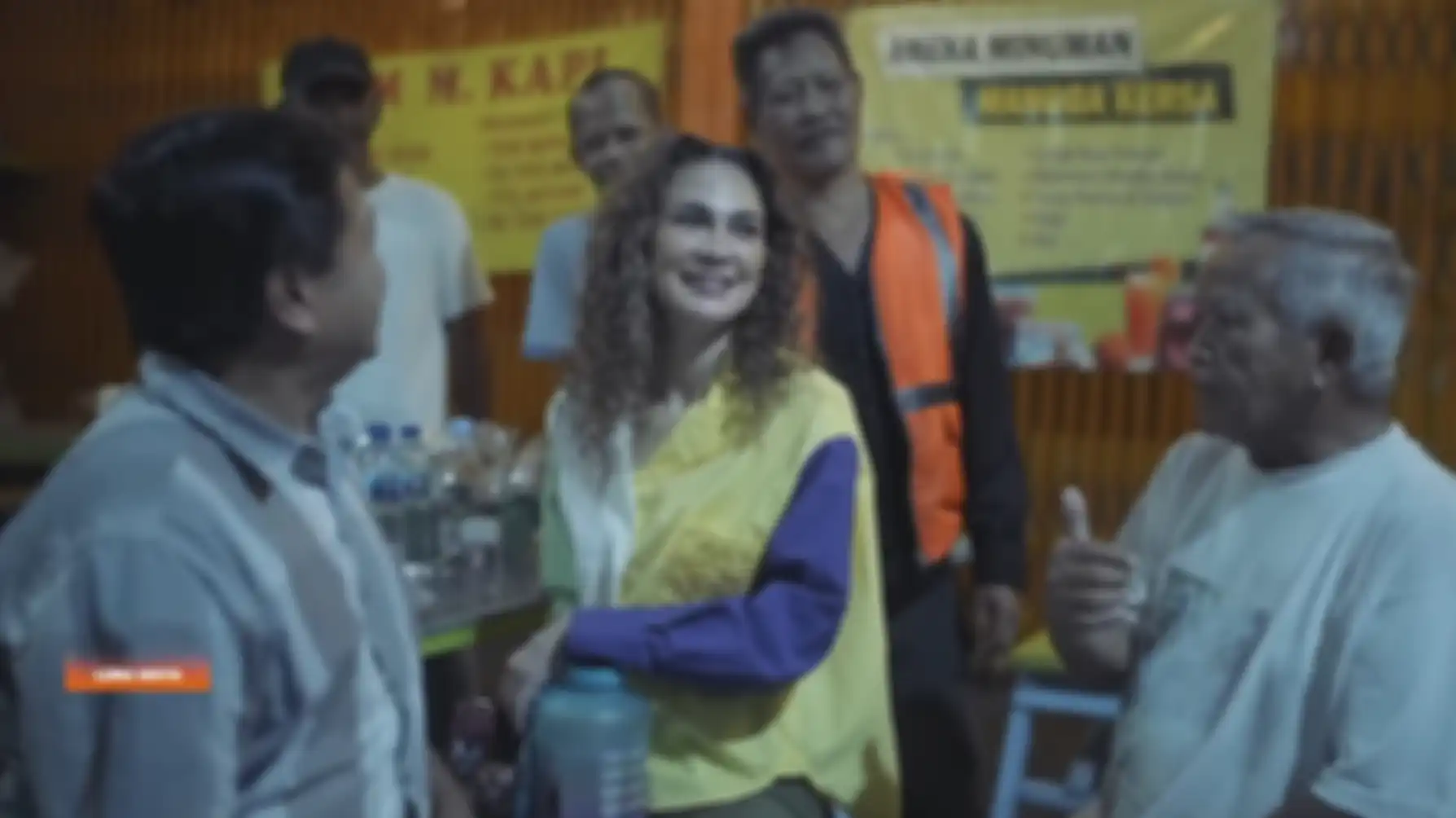 Sosok Luna Maya dikerubungi bapak-bapak saat makan di warung kaki lima di Cirebon