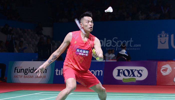 Pebulu tangkis putra China, Lin Dan saat melawan pebulutangkis putra Canada, Jason Anthony Ho-Shue dalam Indonesia Open 2019 di Senayan, Jakarta, Senin (16/7/2019) Lin Dan maju kebabak selanjutnya setelah menang 14-21 21-16 21-16.