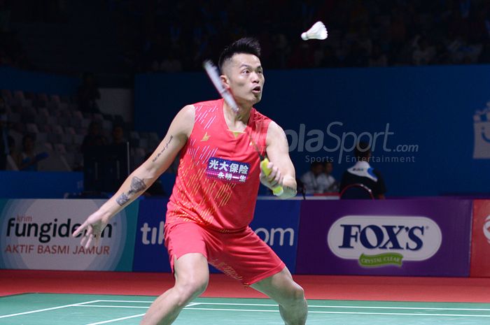 Pebulu tangkis putra China, Lin Dan saat melawan pebulutangkis putra Canada, Jason Anthony Ho-Shue dalam Indonesia Open 2019 di Senayan, Jakarta, Senin (16/7/2019) Lin Dan maju kebabak selanjutnya setelah menang 14-21 21-16 21-16.