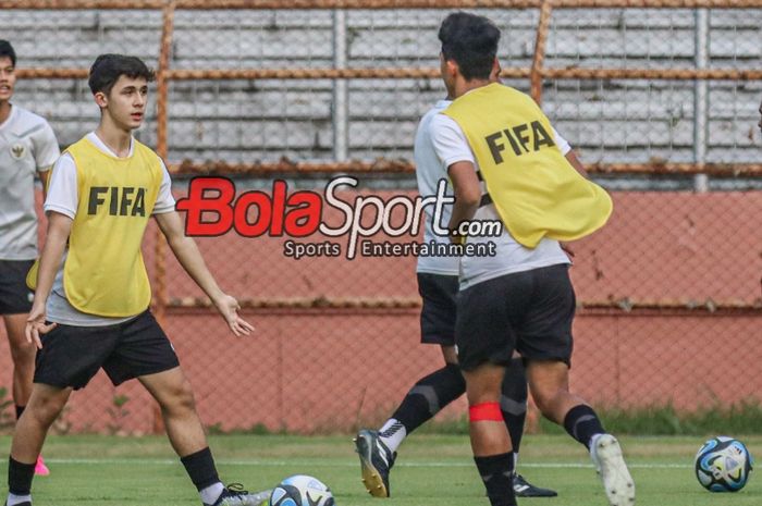 Amar Rayhan Brkic alias Amar Brkic (tengah) sedang mengusai bola dalam sesi latihannya bersama timnas U-17 Indonesia di Stadion 10 November, Surabaya, Jawa Timur, Rabu (15/11/2023).