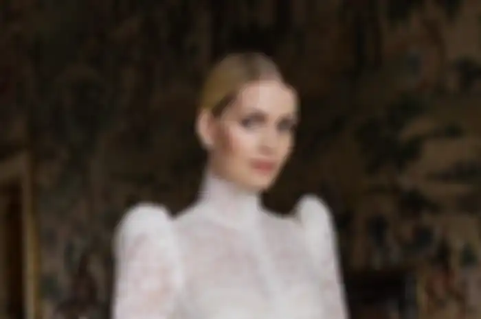 Foto Kitty Spencer kenakan gaun pernikahan warna putih.