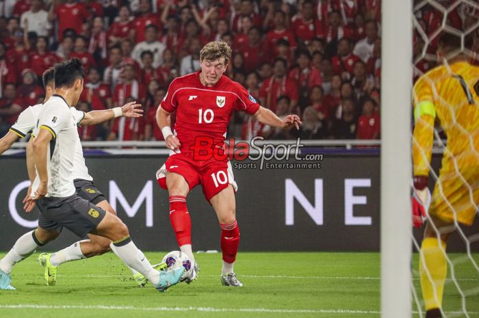 Ole Romeny (tengah) sedang menguasai bola dalam laga babak penyisihan Grup C Kualifikasi Piala Dunia 2026 zona Asia antara Timnas Indonesia versus Timnas China di Stadion Utama Gelora Bung Karno, Senayan, Jakarta, Kamis (5/6/2025).