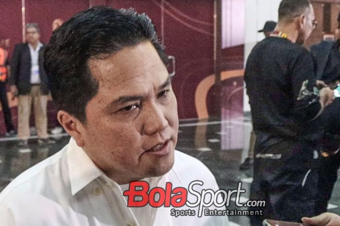 Ketua Umum PSSI, Erick Thohir, saat ditemui di pintu masuk VVIP Stadion Gelora Bung Tomo, Surabaya, Jawa Timur, Kamis (16/11/2023).