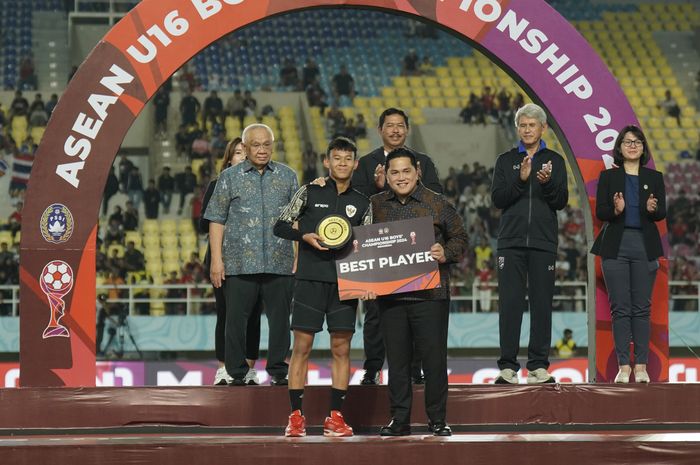 Pesepak bola Timnas u-16 Indonesia Muhammad Zahaby Gholy menerima penghargaan pemain terbaik pada ajang ASEAN Cup U-16 2024 di Stadion Manahan, Solo, Rabu (3/7/2024) sore. 