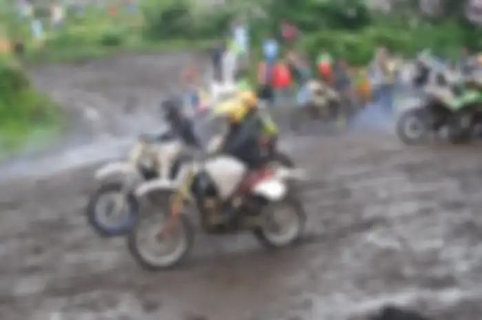 Balapan motor sambil membawa karung